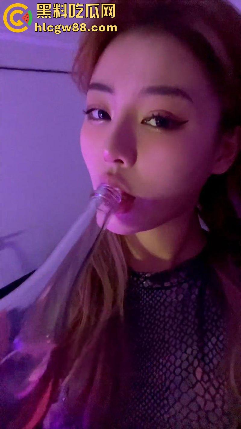 抖音极品网红【DJ美羊羊】公交车精盆名不虚传，被金主暴力抽插口交，舔完大鸡巴再被中出！