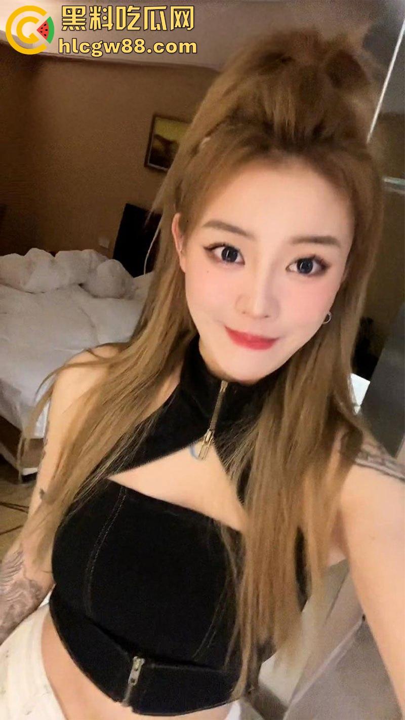 抖音极品网红【DJ美羊羊】公交车精盆名不虚传，被金主暴力抽插口交，舔完大鸡巴再被中出！