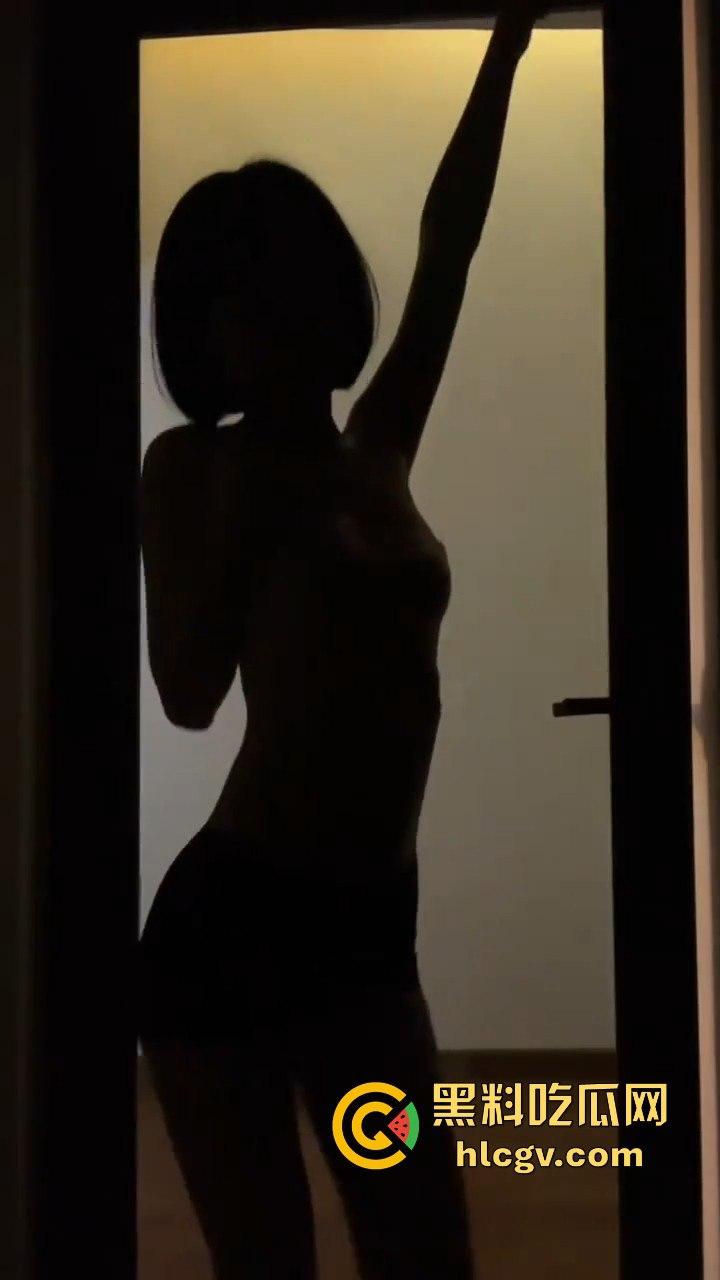 抖音网红开关灯变装骚操作之非常规抖音!美乳摇晃露乳撩人,灯光一暗一明,个个都让人上头!