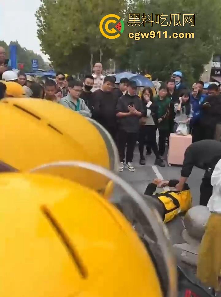 重庆大学城老女人街头醉打美团小哥,踩头踩脸侮辱,打断三根肋骨,小哥全程未还手,这大姐打完人还极其嚣张!