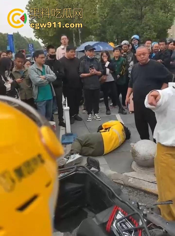 重庆大学城老女人街头醉打美团小哥,踩头踩脸侮辱,打断三根肋骨,小哥全程未还手,这大姐打完人还极其嚣张!