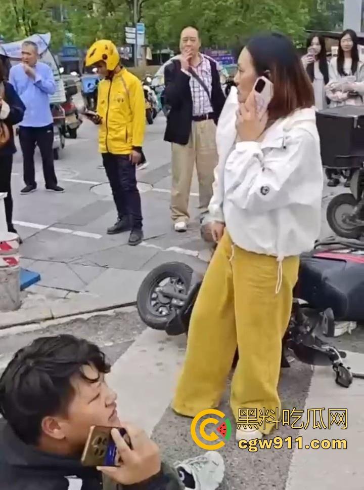 重庆大学城老女人街头醉打美团小哥,踩头踩脸侮辱,打断三根肋骨,小哥全程未还手,这大姐打完人还极其嚣张!