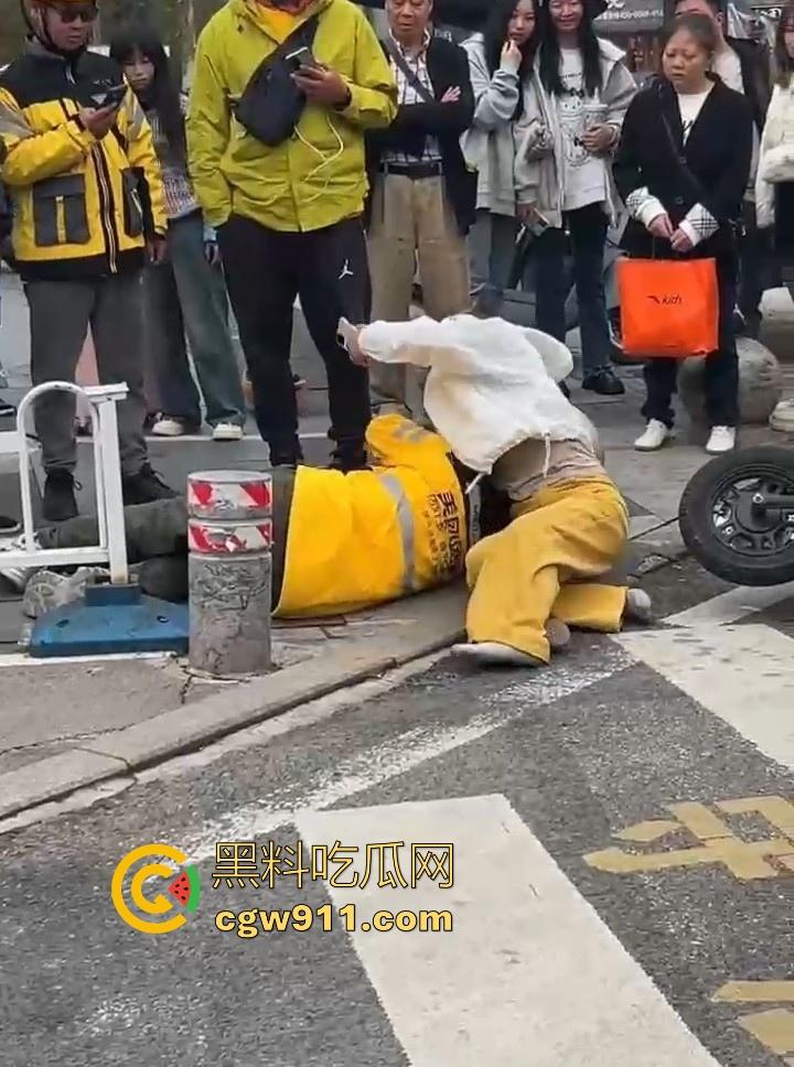 重庆大学城老女人街头醉打美团小哥,踩头踩脸侮辱,打断三根肋骨,小哥全程未还手,这大姐打完人还极其嚣张!