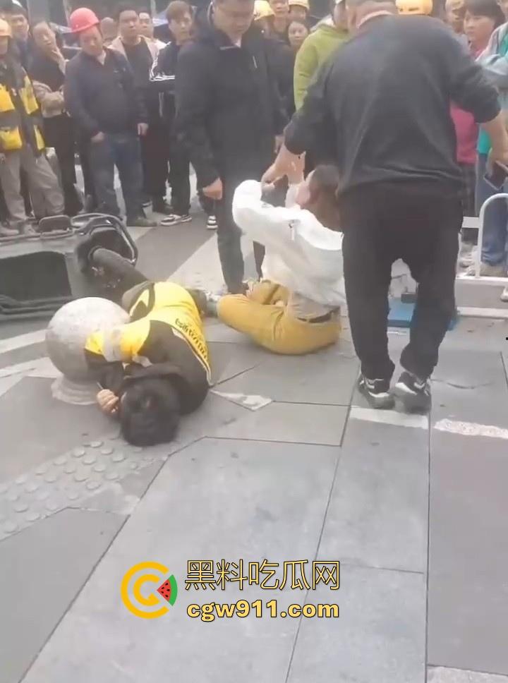 重庆大学城老女人街头醉打美团小哥,踩头踩脸侮辱,打断三根肋骨,小哥全程未还手,这大姐打完人还极其嚣张!