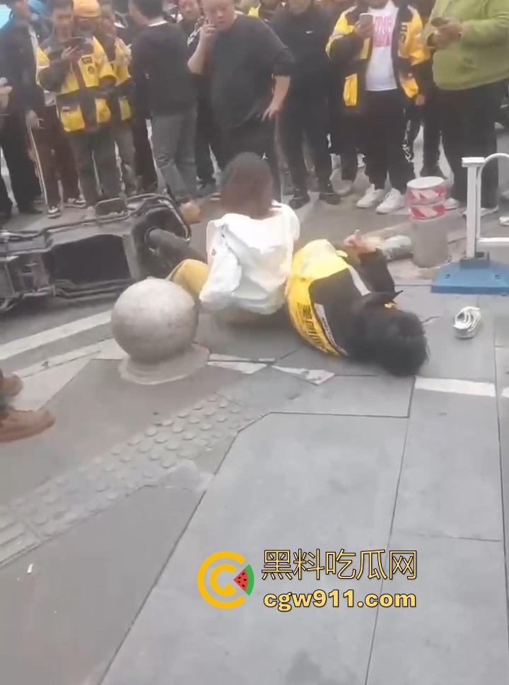 重庆大学城老女人街头醉打美团小哥,踩头踩脸侮辱,打断三根肋骨,小哥全程未还手,这大姐打完人还极其嚣张!