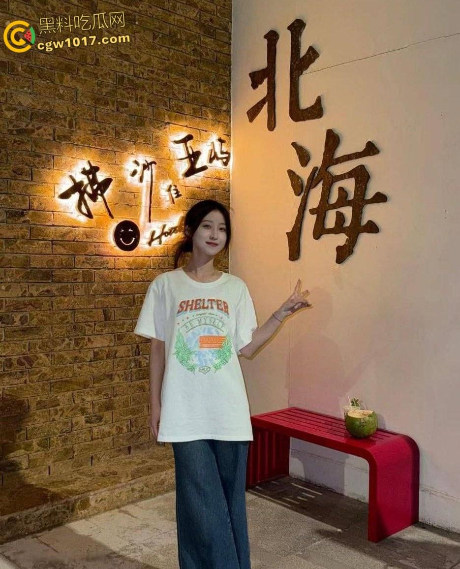 黑龙江高颜值反差婊【赵丽娜】被金主调教成母狗,黑丝乳夹跪爬深喉吞精画面骚到极致!