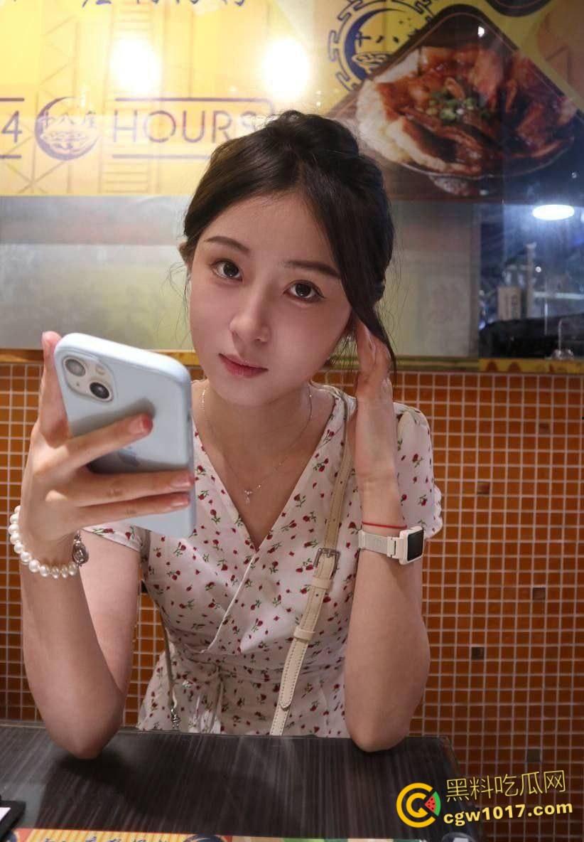 黑龙江高颜值反差婊【赵丽娜】被金主调教成母狗,黑丝乳夹跪爬深喉吞精画面骚到极致!