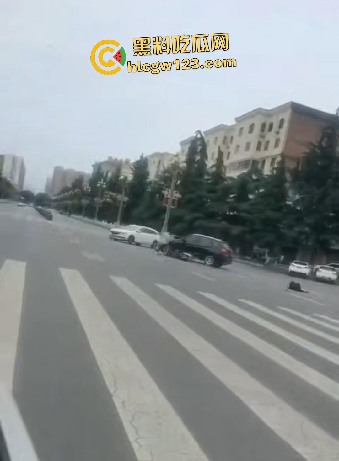 宝鸡社区书记【张春凤】54岁飙车狂追女子,侠盗飞车撞人场面吓傻路人!