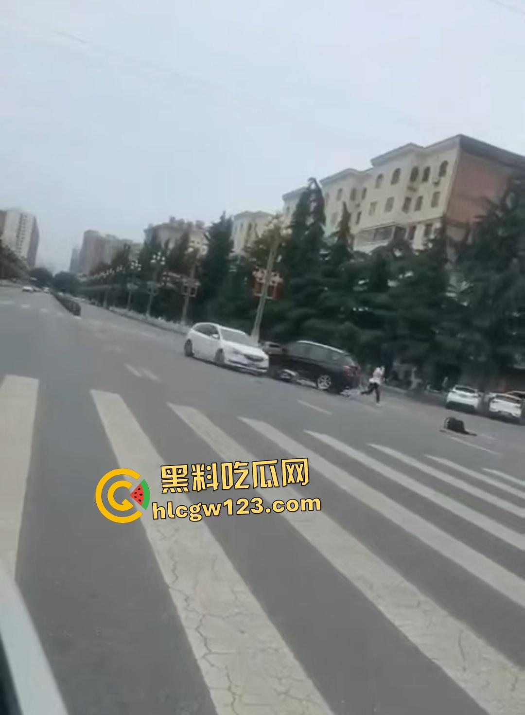 宝鸡社区书记【张春凤】54岁飙车狂追女子,侠盗飞车撞人场面吓傻路人!