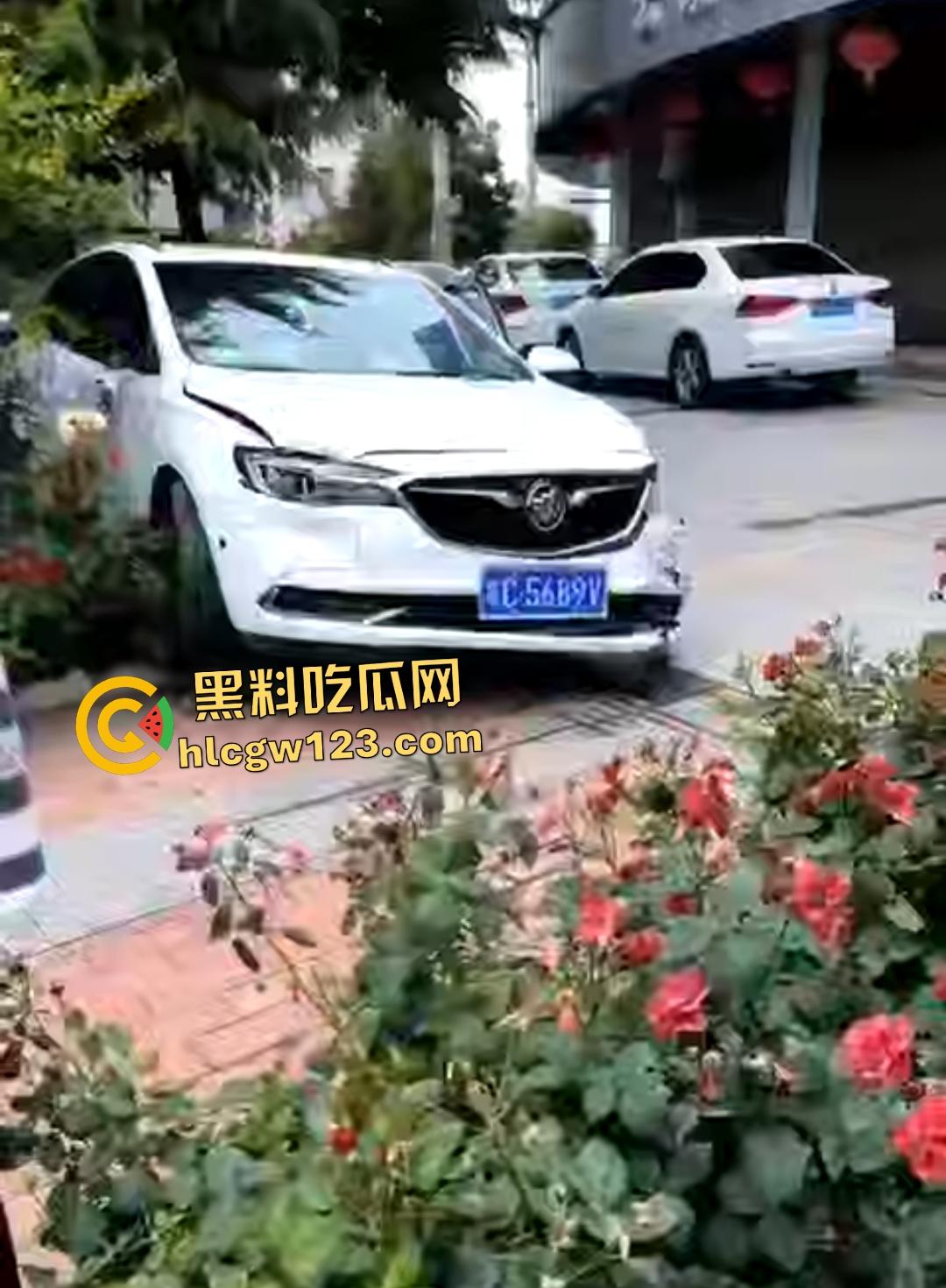 宝鸡社区书记【张春凤】54岁飙车狂追女子,侠盗飞车撞人场面吓傻路人!