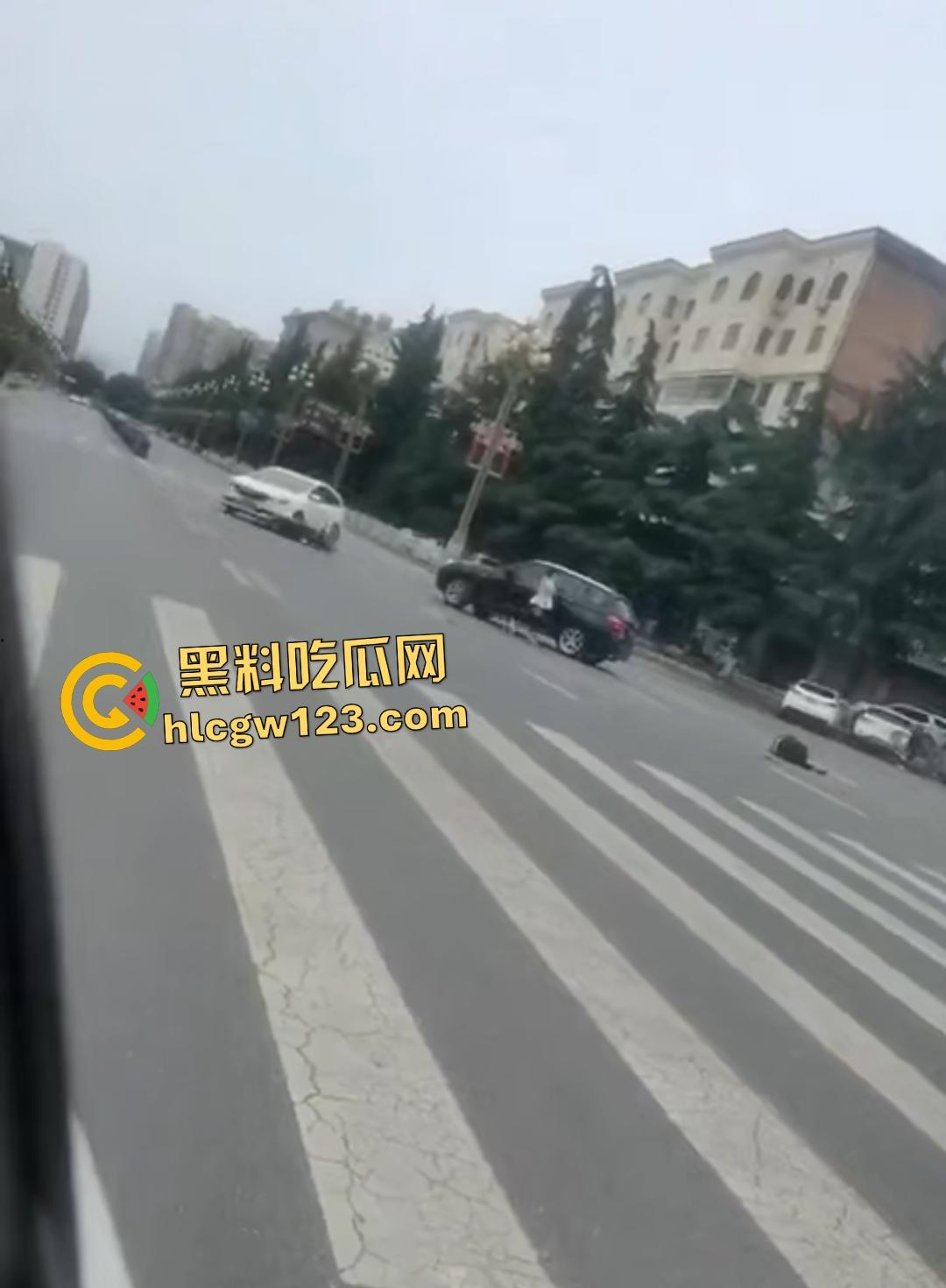 宝鸡社区书记【张春凤】54岁飙车狂追女子,侠盗飞车撞人场面吓傻路人!