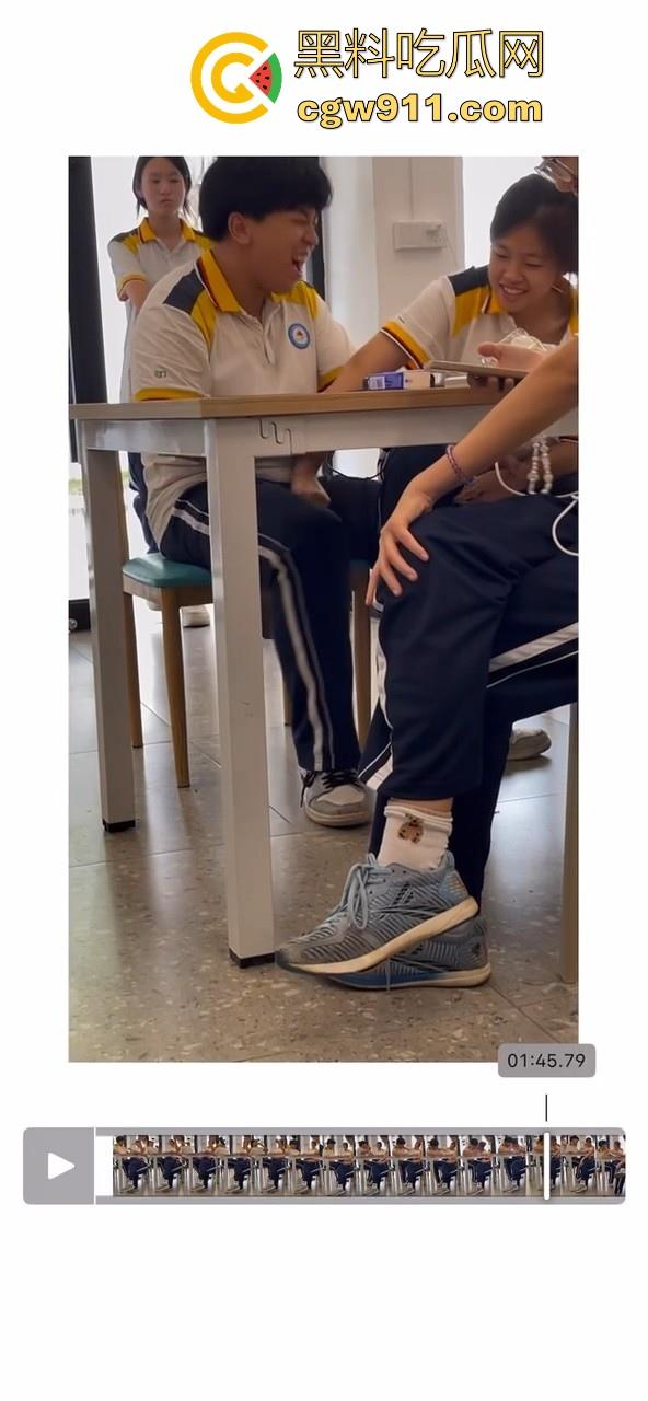 江门工贸职院早恋大瓜 !学生情侣当众互摸下体,腿长裤裆鼓鼓,纤手隔裤猛揉男生硬屌,满满的青春气息!