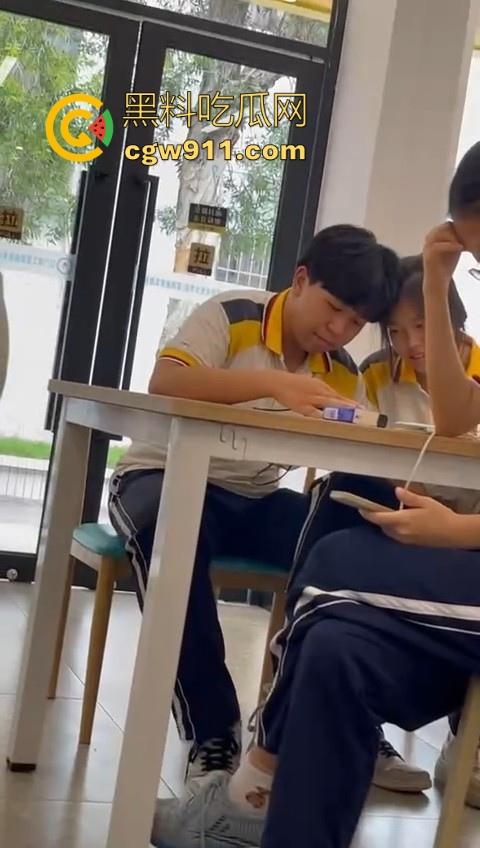 江门工贸职院早恋大瓜 !学生情侣当众互摸下体,腿长裤裆鼓鼓,纤手隔裤猛揉男生硬屌,满满的青春气息!