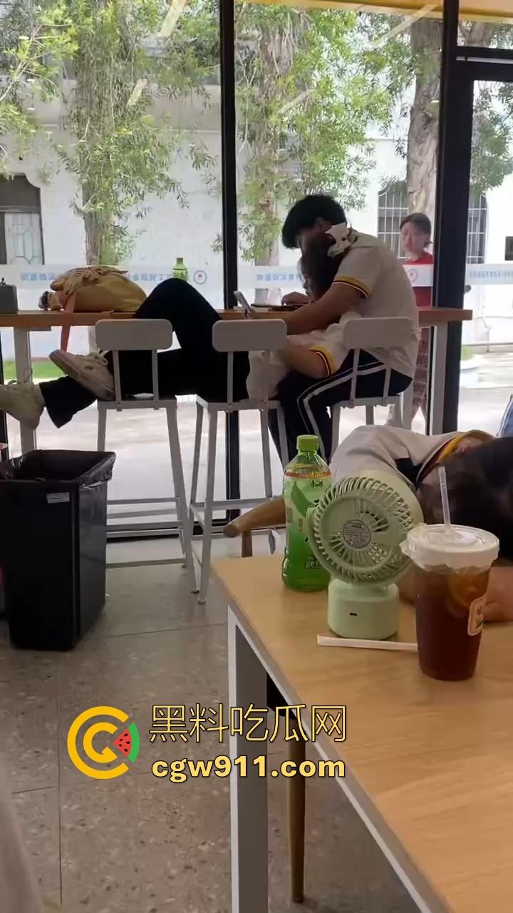 江门工贸职院早恋大瓜 !学生情侣当众互摸下体,腿长裤裆鼓鼓,纤手隔裤猛揉男生硬屌,满满的青春气息!