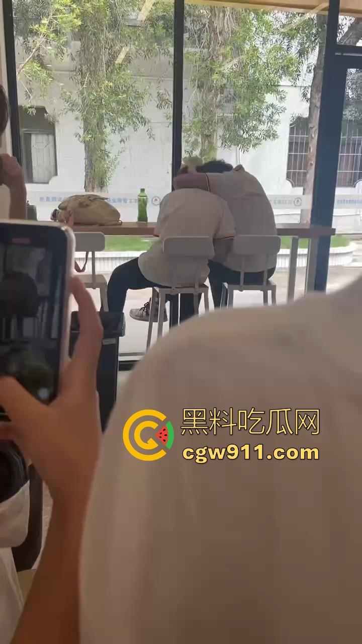 江门工贸职院早恋大瓜 !学生情侣当众互摸下体,腿长裤裆鼓鼓,纤手隔裤猛揉男生硬屌,满满的青春气息!