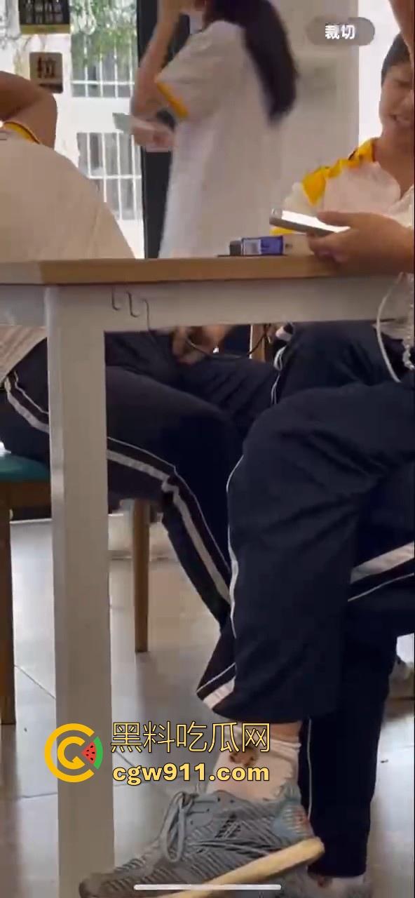 江门工贸职院早恋大瓜 !学生情侣当众互摸下体,腿长裤裆鼓鼓,纤手隔裤猛揉男生硬屌,满满的青春气息!