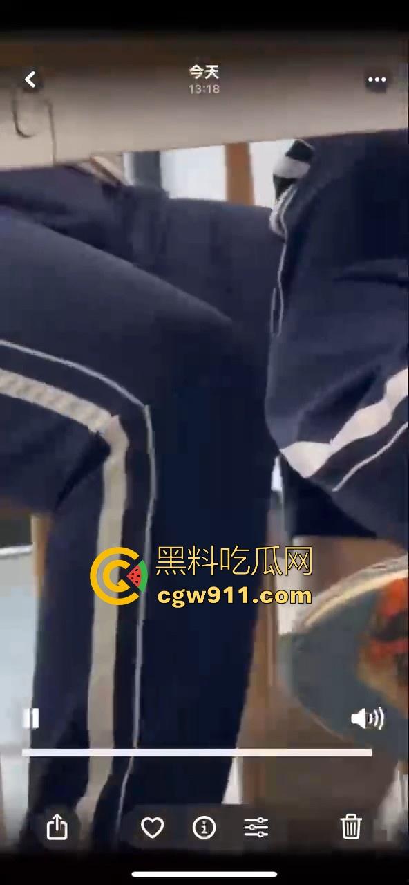 江门工贸职院早恋大瓜 !学生情侣当众互摸下体,腿长裤裆鼓鼓,纤手隔裤猛揉男生硬屌,满满的青春气息!