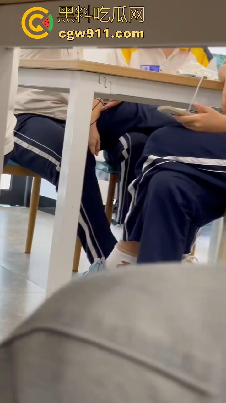 江门工贸职院早恋大瓜 !学生情侣当众互摸下体,腿长裤裆鼓鼓,纤手隔裤猛揉男生硬屌,满满的青春气息!