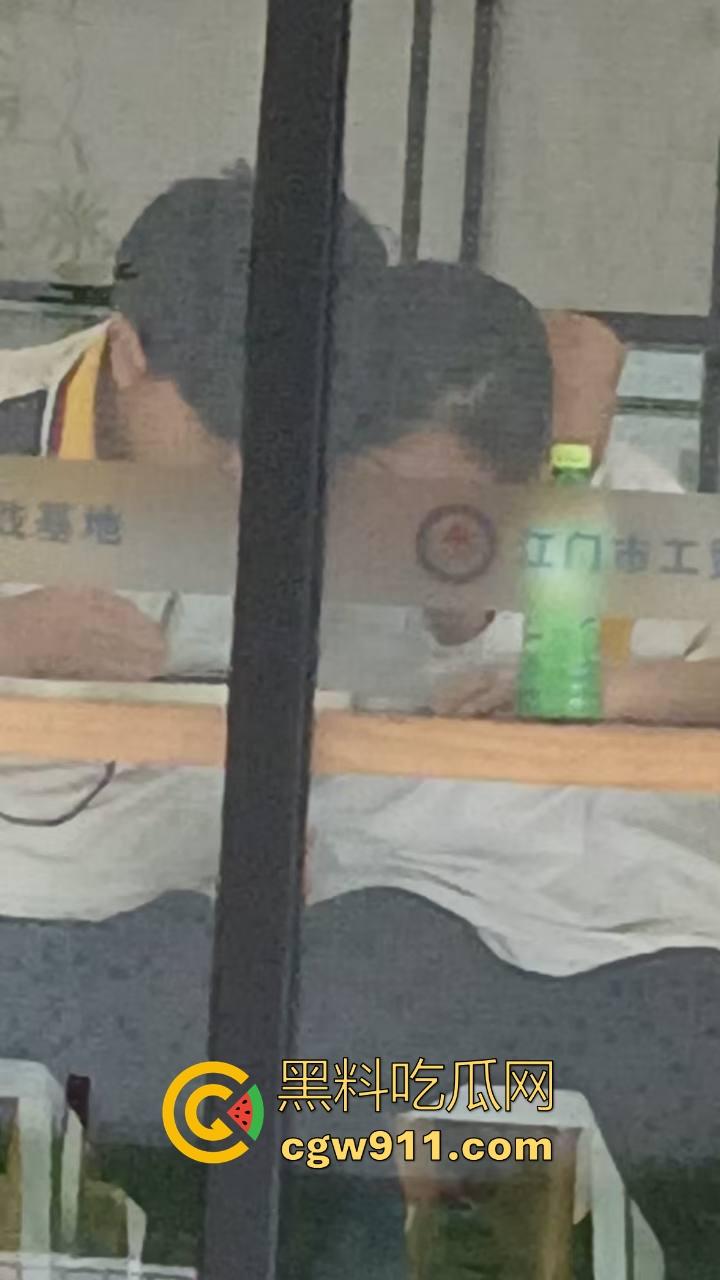 江门工贸职院早恋大瓜 !学生情侣当众互摸下体,腿长裤裆鼓鼓,纤手隔裤猛揉男生硬屌,满满的青春气息!