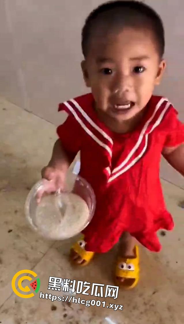 海南澄迈 几个幼儿被关家无人看管 一天没饭吃 屎尿弄一地有人生没人养