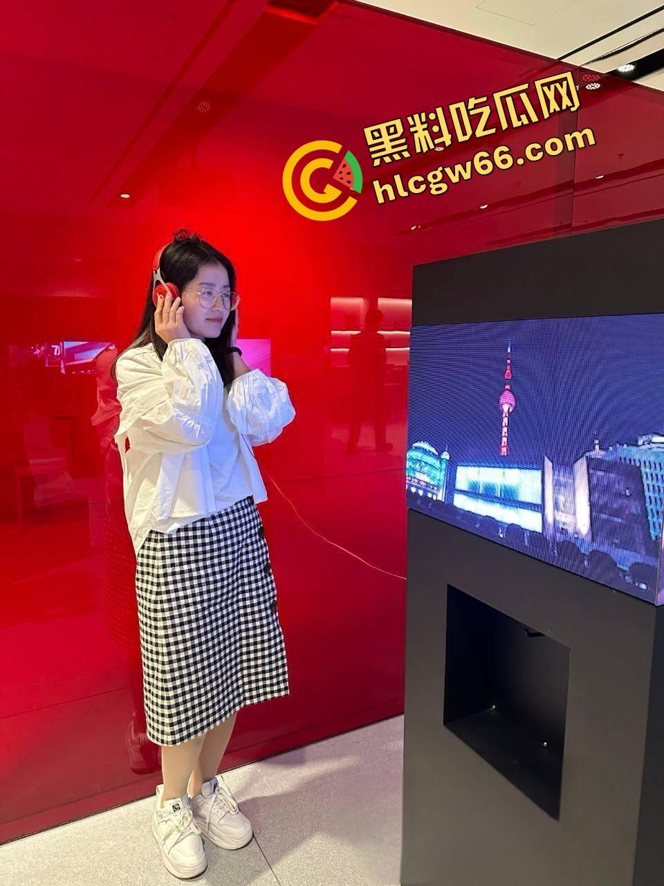 贵州贵阳中学女老师『俞小燕』讲台女神人后变母狗,丝袜跪舔被写满贱货等字,全身捆绑求双修!