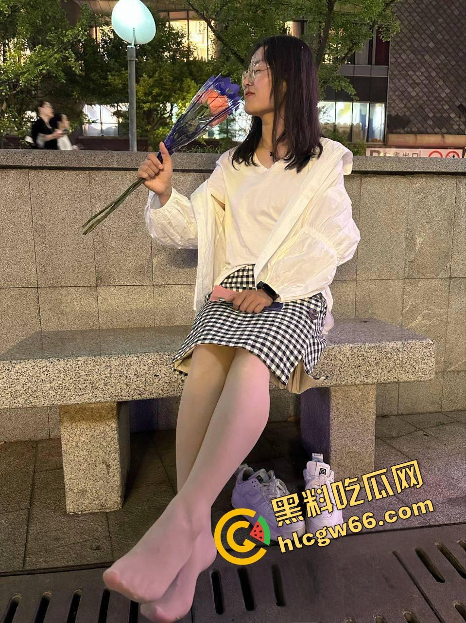 贵州贵阳中学女老师『俞小燕』讲台女神人后变母狗,丝袜跪舔被写满贱货等字,全身捆绑求双修!