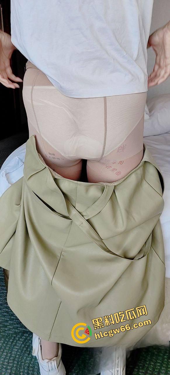 贵州贵阳中学女老师『俞小燕』讲台女神人后变母狗,丝袜跪舔被写满贱货等字,全身捆绑求双修!