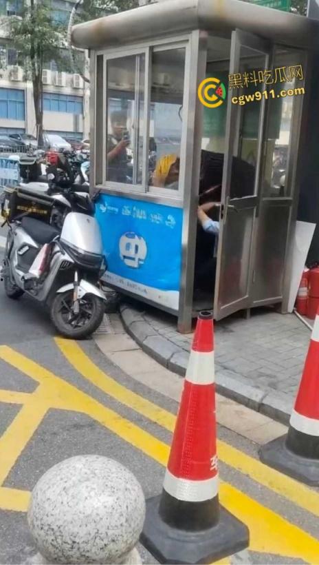 因电动车停放外卖员与保安发生口角,保安情绪失控,将外卖员王某拉扯倒地,未达轻微伤被行政拘留15日!