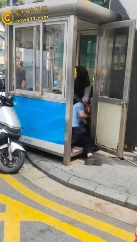 因电动车停放外卖员与保安发生口角,保安情绪失控,将外卖员王某拉扯倒地,未达轻微伤被行政拘留15日!