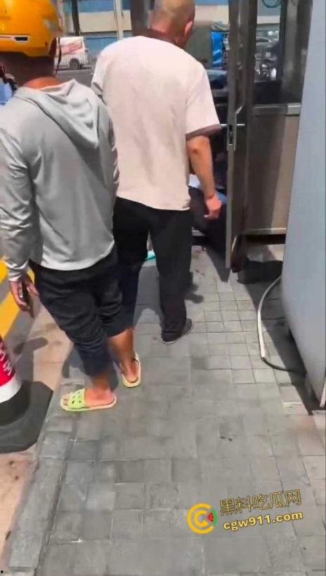 因电动车停放外卖员与保安发生口角,保安情绪失控,将外卖员王某拉扯倒地,未达轻微伤被行政拘留15日!