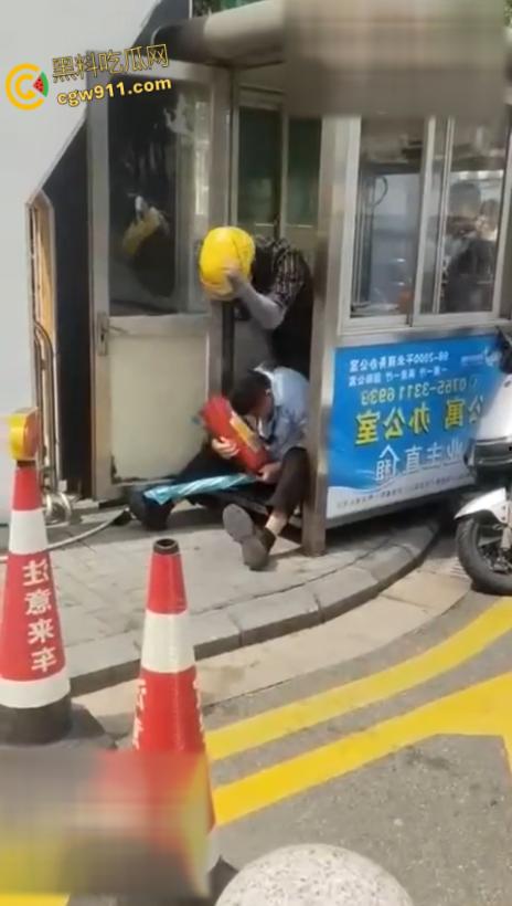 因电动车停放外卖员与保安发生口角,保安情绪失控,将外卖员王某拉扯倒地,未达轻微伤被行政拘留15日!