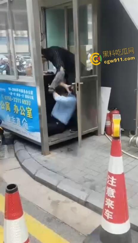 因电动车停放外卖员与保安发生口角,保安情绪失控,将外卖员王某拉扯倒地,未达轻微伤被行政拘留15日!