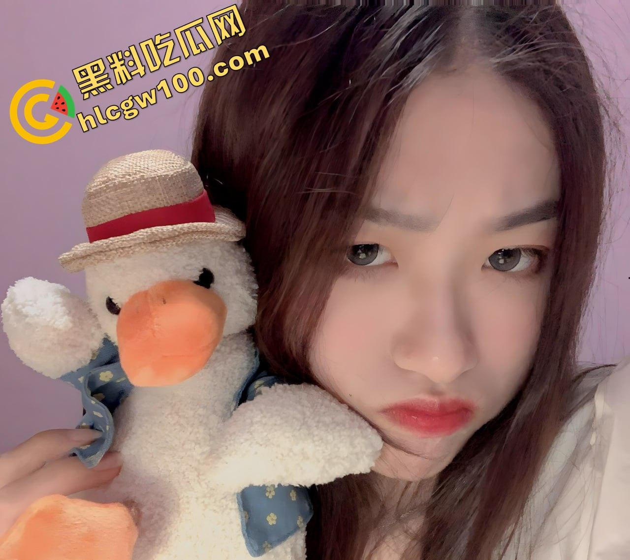 “三不娶”之宁夏中宁阳光幼儿园幼师【杜婧婧】,被网友调教在宿舍展示美腿骚穴福利视频流出