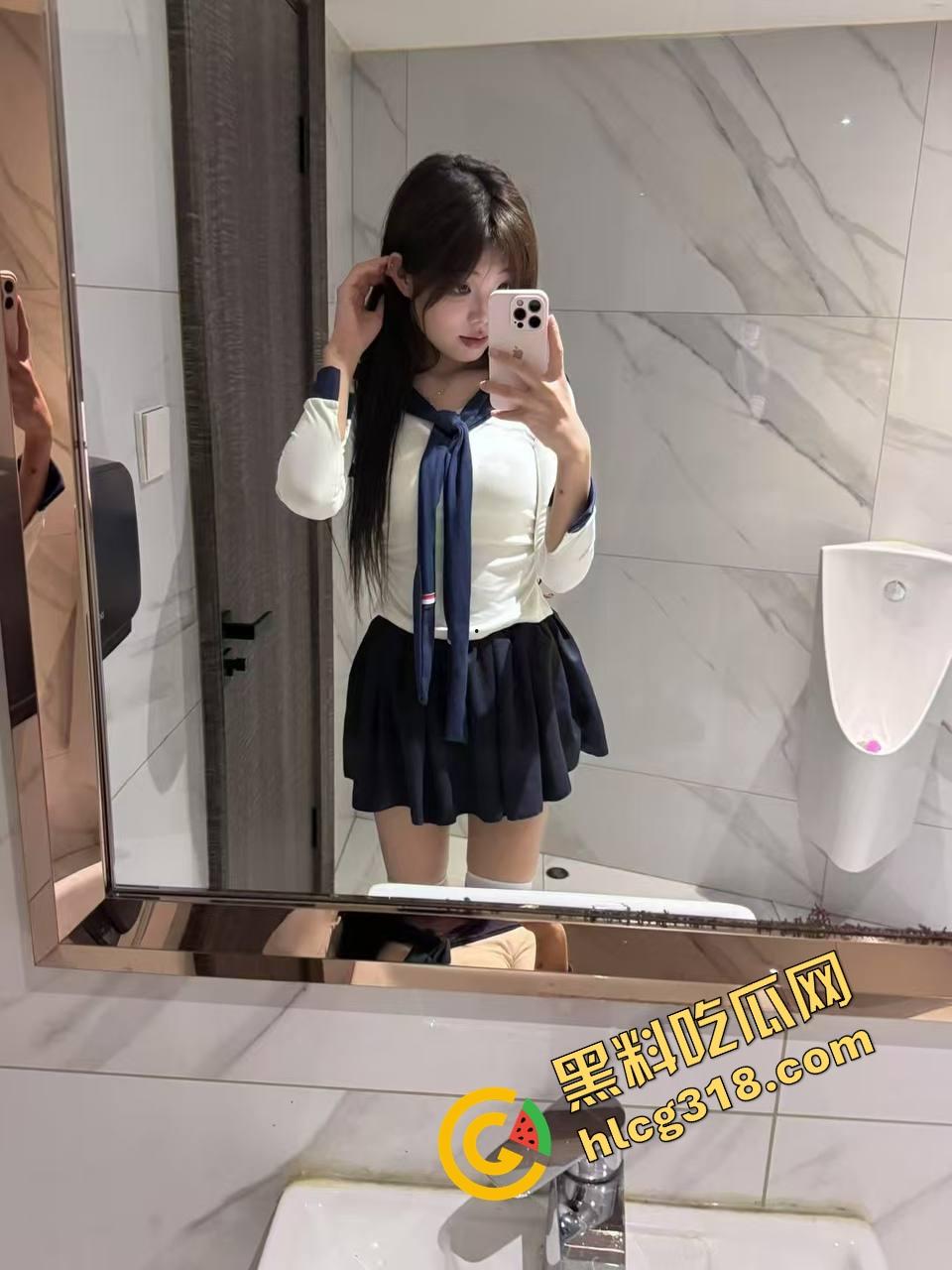 现在小年轻逼瘾太猛,骑小牛电动车都能车震,巷子里妹子张腿坐车上舔逼,随时随地吃海鲜上头!