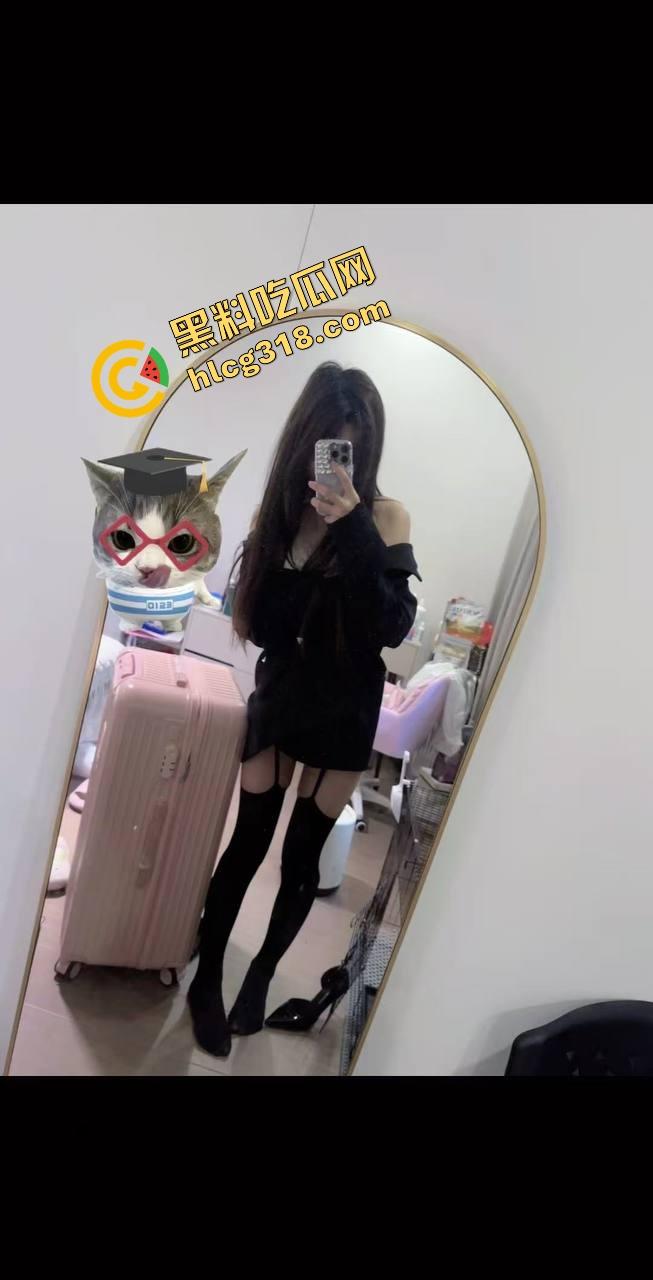 现在小年轻逼瘾太猛,骑小牛电动车都能车震,巷子里妹子张腿坐车上舔逼,随时随地吃海鲜上头!