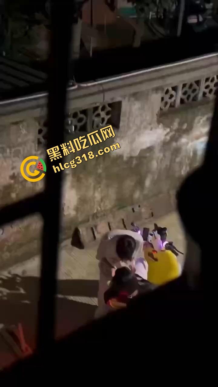 现在小年轻逼瘾太猛,骑小牛电动车都能车震,巷子里妹子张腿坐车上舔逼,随时随地吃海鲜上头!