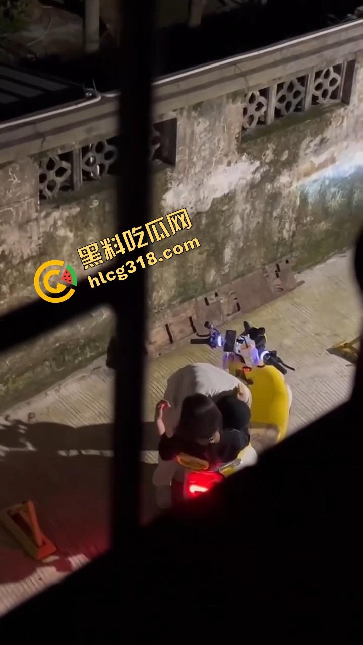 现在小年轻逼瘾太猛,骑小牛电动车都能车震,巷子里妹子张腿坐车上舔逼,随时随地吃海鲜上头!