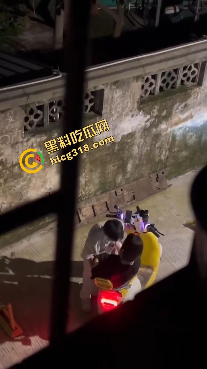 现在小年轻逼瘾太猛,骑小牛电动车都能车震,巷子里妹子张腿坐车上舔逼,随时随地吃海鲜上头!