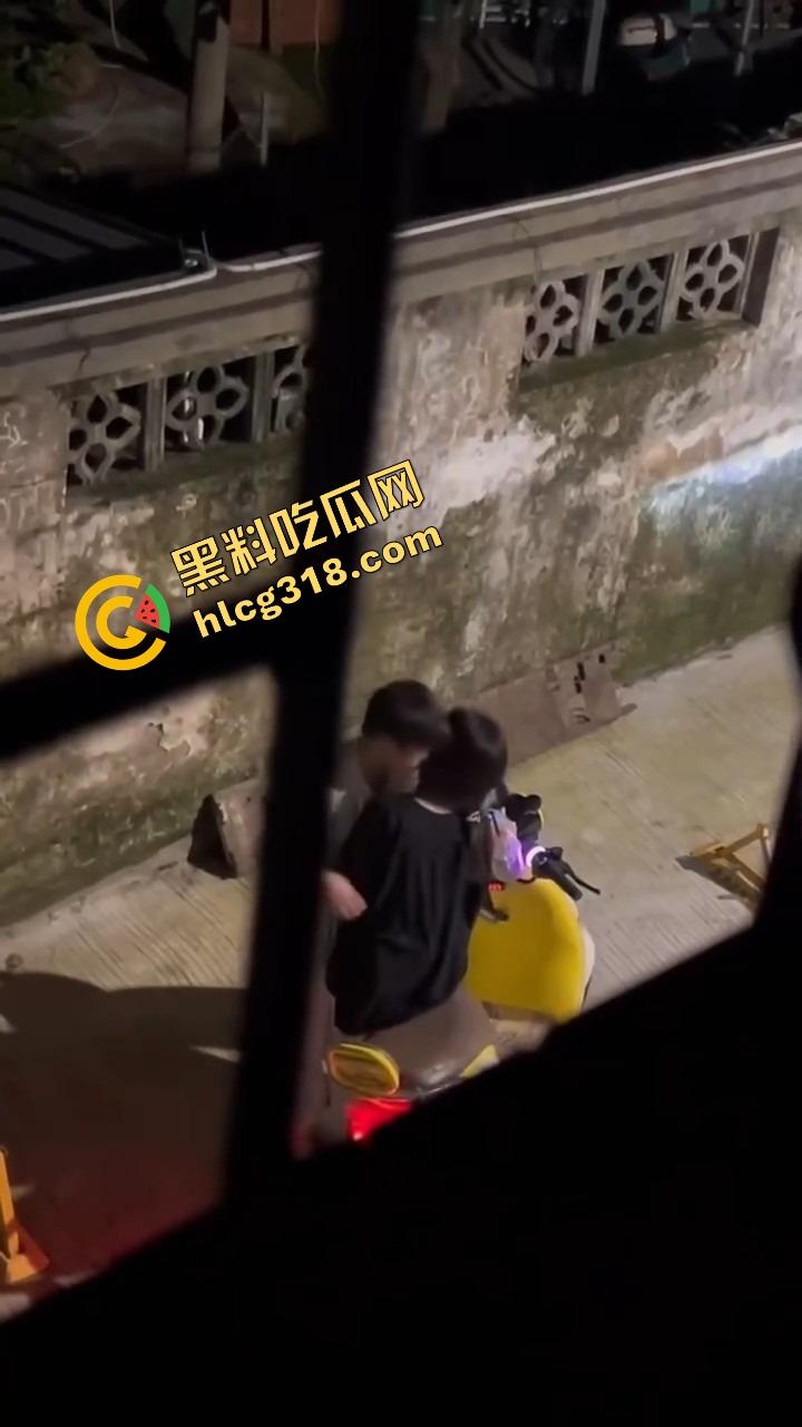 现在小年轻逼瘾太猛,骑小牛电动车都能车震,巷子里妹子张腿坐车上舔逼,随时随地吃海鲜上头!