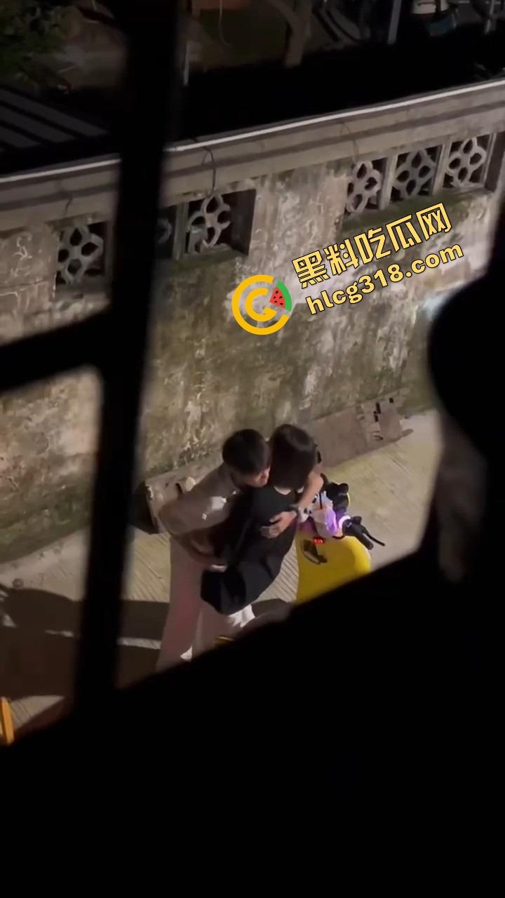 现在小年轻逼瘾太猛,骑小牛电动车都能车震,巷子里妹子张腿坐车上舔逼,随时随地吃海鲜上头!