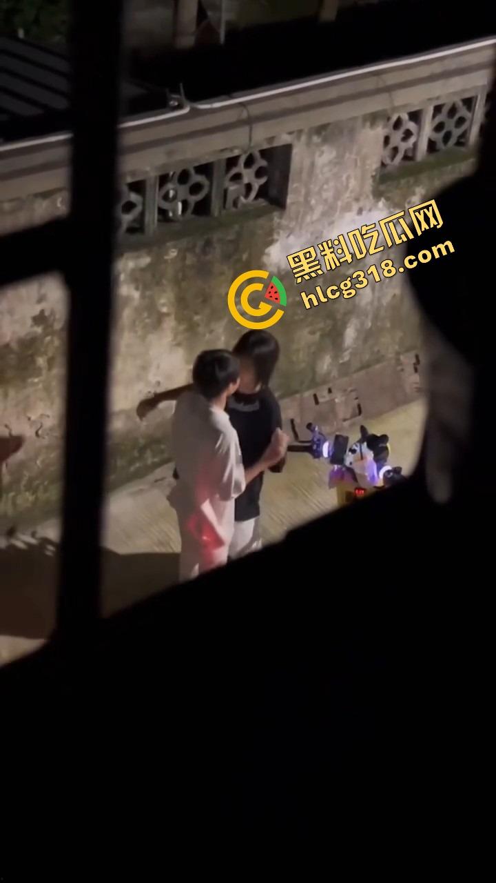 现在小年轻逼瘾太猛,骑小牛电动车都能车震,巷子里妹子张腿坐车上舔逼,随时随地吃海鲜上头!