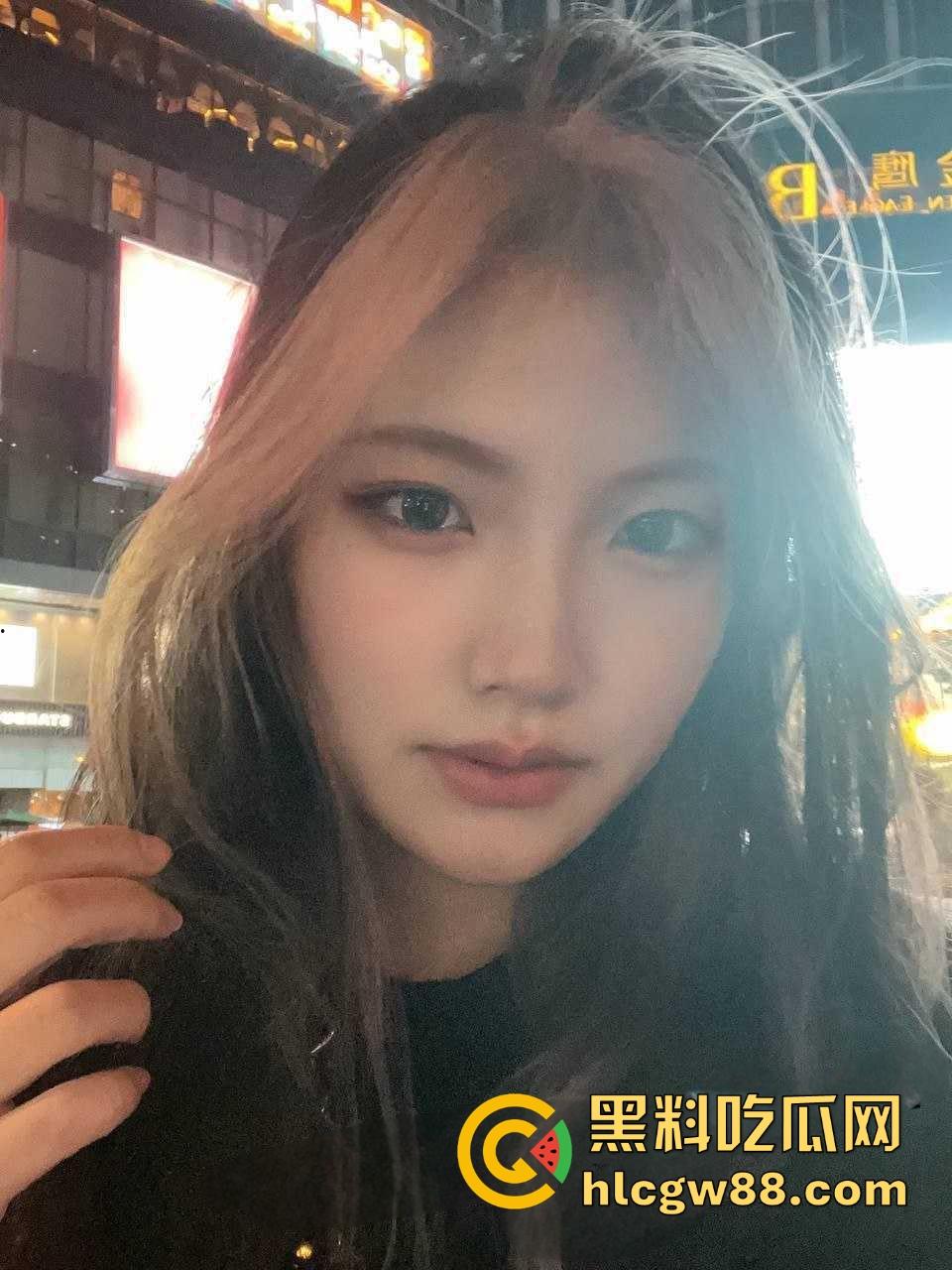 南京财经大学精神小妹【林菲菲】开裆黑丝骑乘被怼脸拍，害羞问录多久，清纯黑长直配全自动女上位！