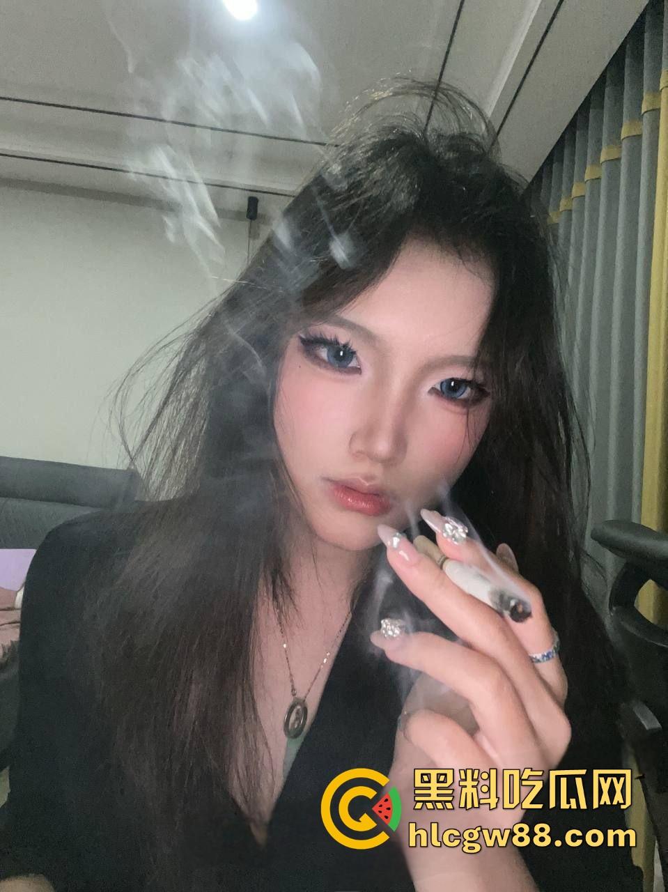 南京财经大学精神小妹【林菲菲】开裆黑丝骑乘被怼脸拍，害羞问录多久，清纯黑长直配全自动女上位！