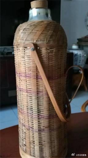 暖水瓶也不放过,逆天饥渴大叔无处发泄,竟用暖水瓶泄欲,没女人就撸道具,大叔真是万物皆可插!