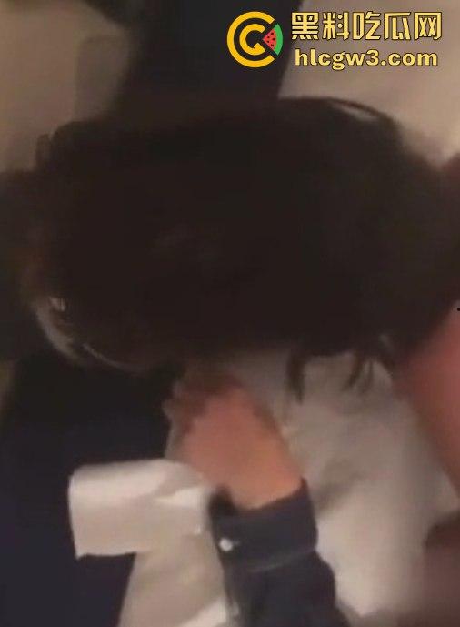 两渣男骗大学学妹灌醉玩浴缸迷奸,醉酒趴在床上对着垃圾桶吐,抱进浴缸无套猛操,逼水混成一片还拍视频!