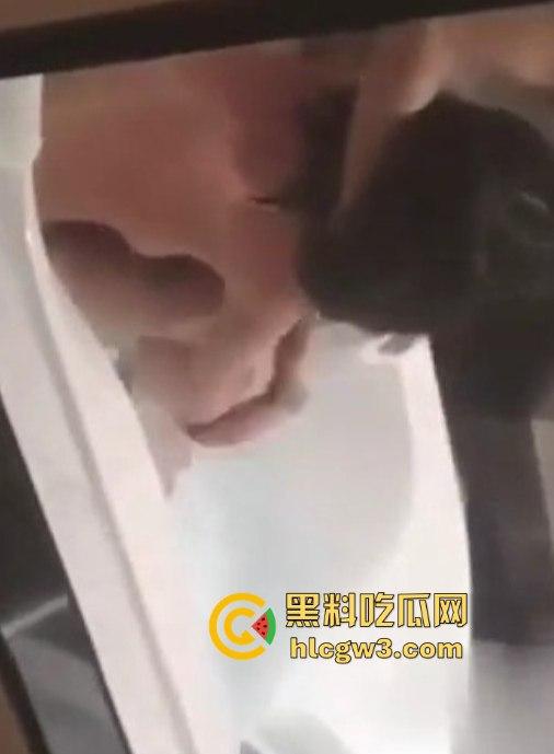 两渣男骗大学学妹灌醉玩浴缸迷奸,醉酒趴在床上对着垃圾桶吐,抱进浴缸无套猛操,逼水混成一片还拍视频!