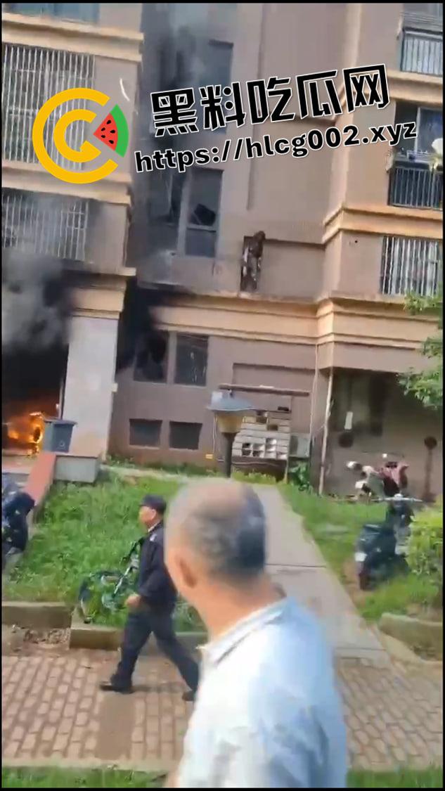 江西南昌小区内突起火灾 女子全身被被烧糊成功逃生 现场视频流出 惨不忍睹 衣服都烧焦贴在身上
