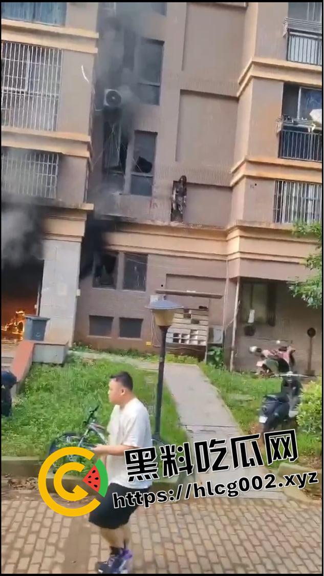 江西南昌小区内突起火灾 女子全身被被烧糊成功逃生 现场视频流出 惨不忍睹 衣服都烧焦贴在身上