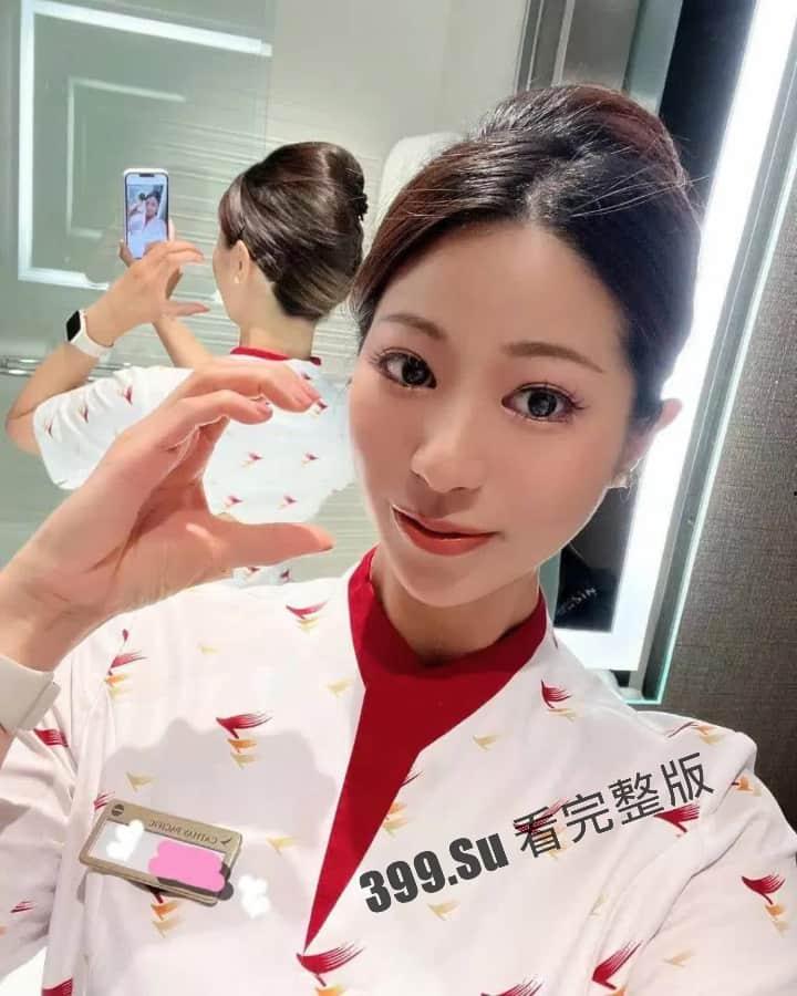 长相甜美靓丽国泰航空空姐「Netflix」被爆,上班时间认真工作接待乘客 卖力口交