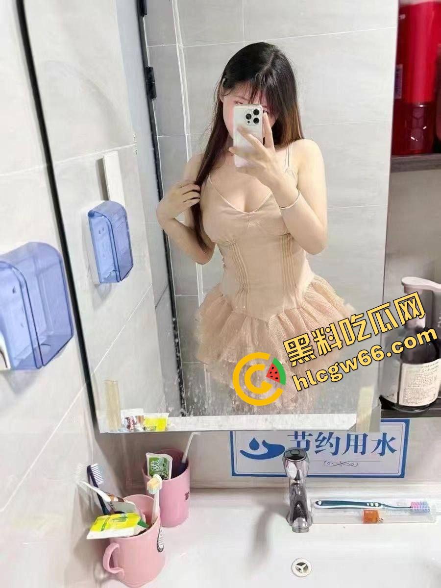 成都反差学生妹【李梦欣】不雅流出,骚逼发情淫水淹床,扣穴扣到腿抽筋,发疯求体育生大屌操烂她!